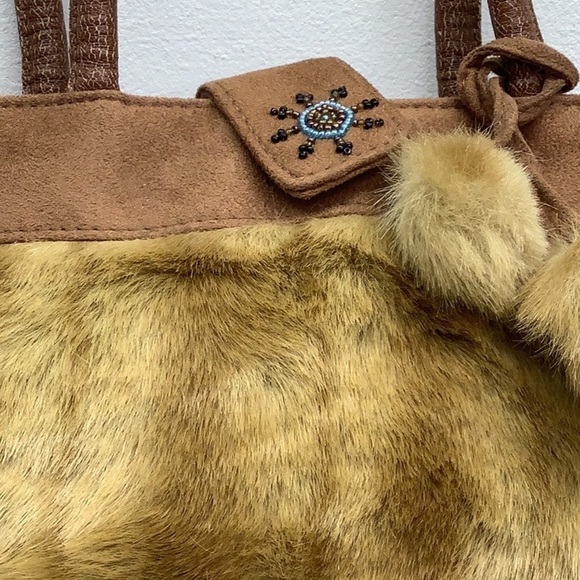 Fur small tote bag with pompom accent and front beaded clasp Preowned - Picture 2 of 6